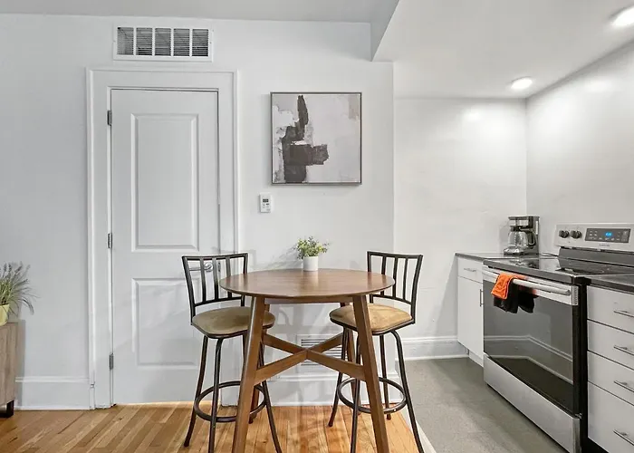 Quiet 1 Bed Studio Heart Of Downtown