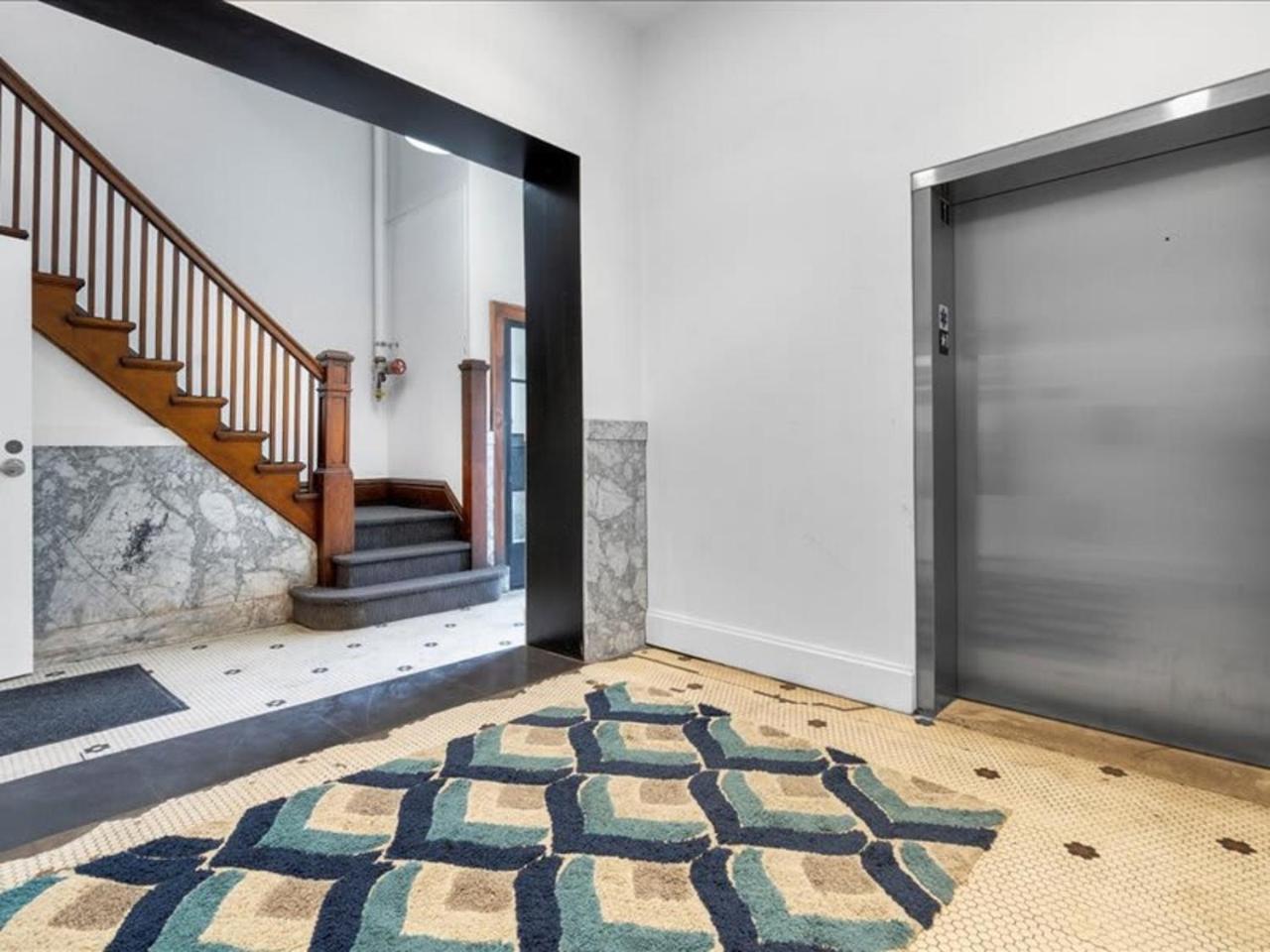 Quiet 1 Bed Heart Of Downtown Apartment *